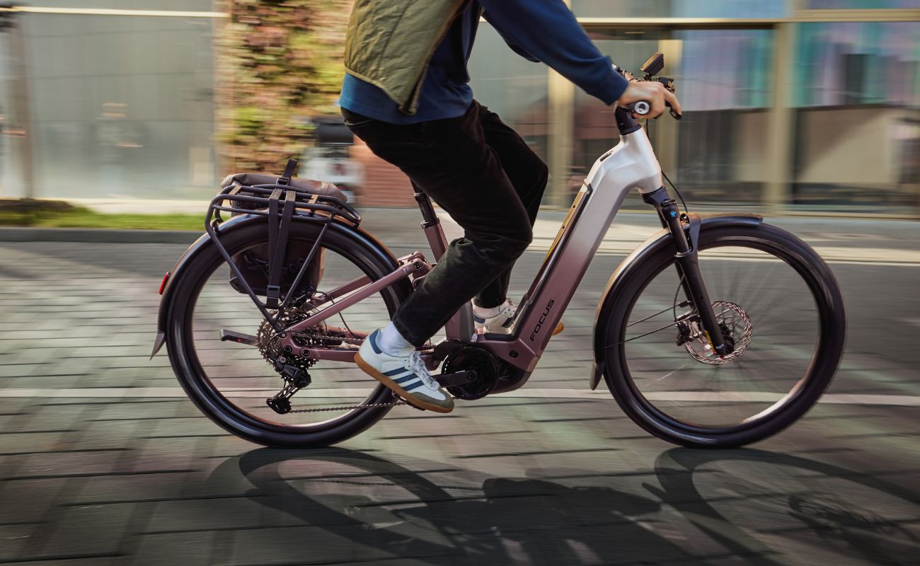 Focus Aventura2 FS Wave E-Bike being ridden on a city street