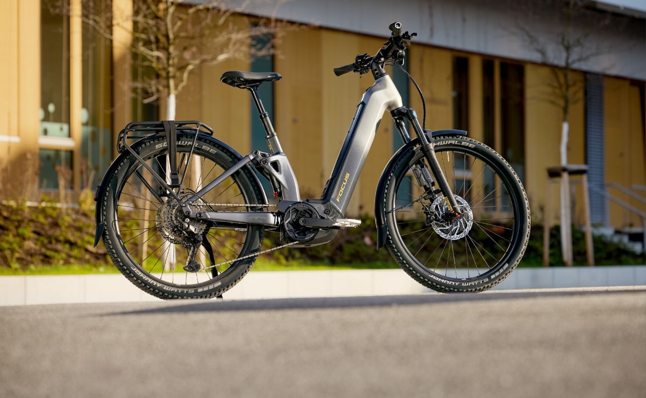 Focus Aventura2 FS 6.7 Wave Silver full suspension electric bike outdoors