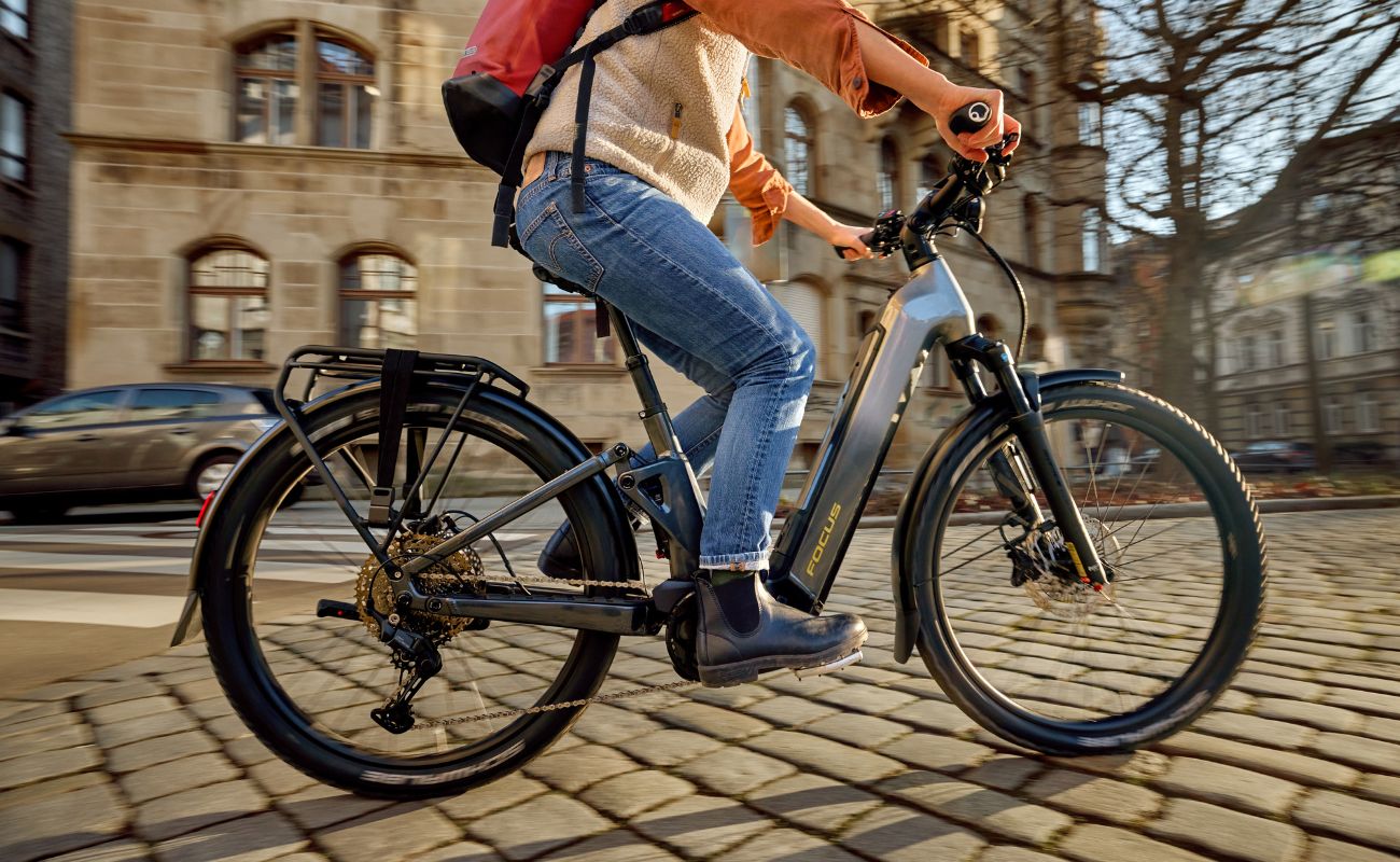 Focus Aventura2 FS 6.7 Wave E-Bike rider commuting on a city street