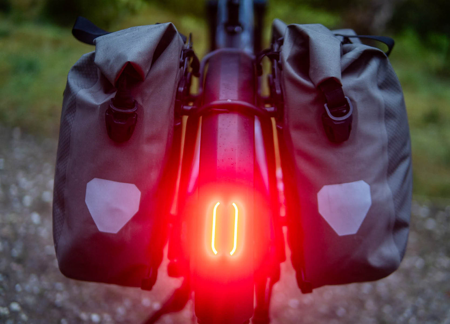  Moustache Clutch SUV 150.7 EQ Pinion E-Bike srear light and loaded panniers 