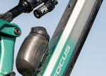 Close-up of the frame of the Focus Jam2 6.9 electric mountain bike with Fox rear shock with water bottle 