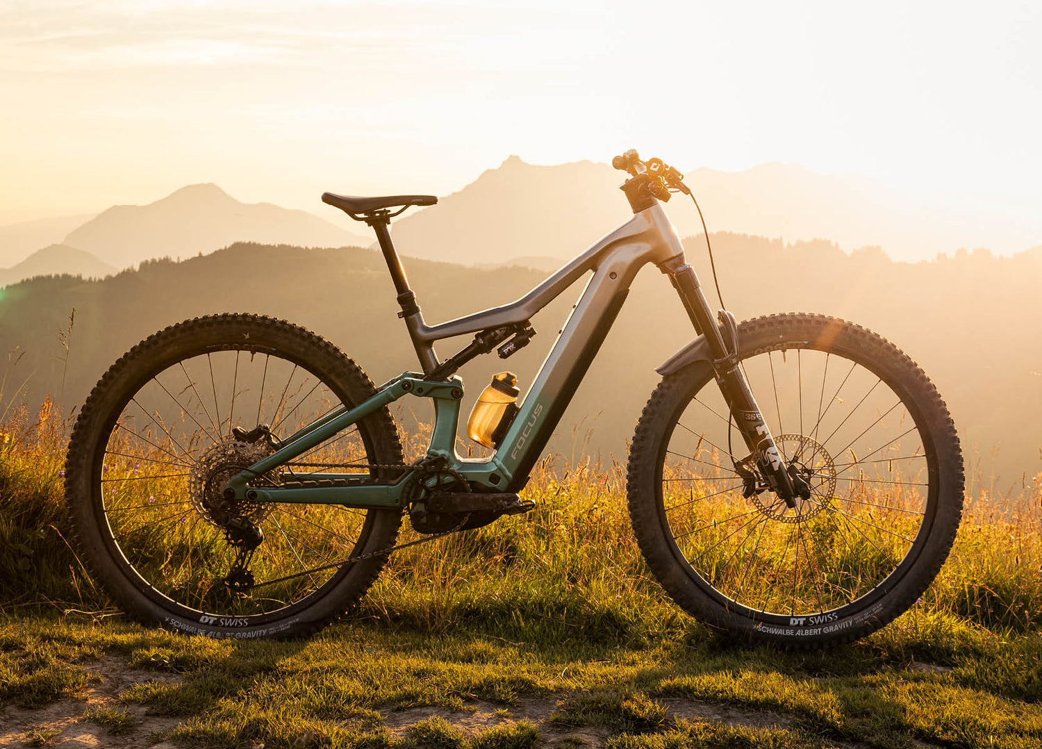 Focus Jam2 6.9 electric mountain bike with mountains in the background during sunset.