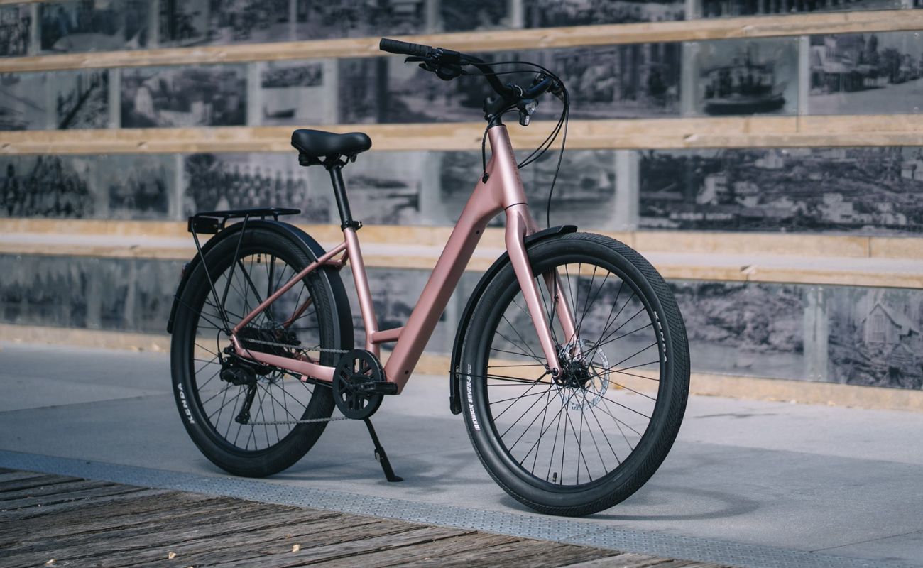Norco Scene VLT 2 ST Rose E-Bike urban three-quarter view