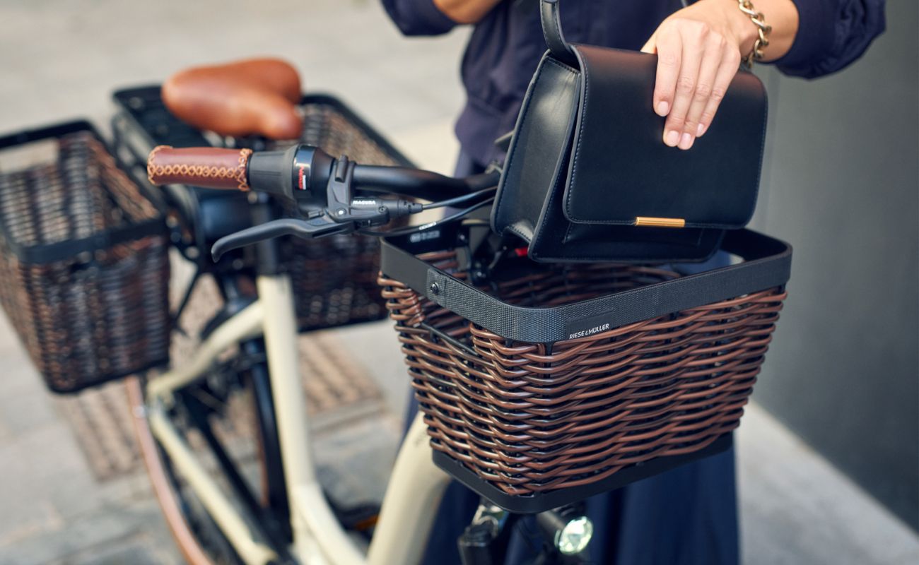 Handbag placed in the optional front basket on an Almond Riese & Müller Swing5 electric bike